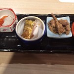 築地秀徳元祖 - お通し（タコの煮つけ、イクラのゆずおろし大根、サンマの煮つけ、ゲソのゴロ煮、マグロ血合い煮）