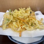草笛 - ざる蕎麦だけだとおじさんには健康的過ぎるので、午後の仕事に向けてかき揚げでカロリーを供給します(๑╹ω╹๑ )