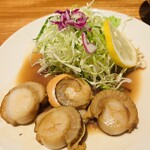 お魚処 うおとも - バター醤油も美味しいですし
      スクイズしたレモンもまた
      味が締まって美味しいです