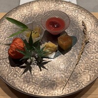 割烹こめを - 八寸 (梅のゼリー寄せ、ももの天ぷら、木苺のジュース、スズキの味噌漬けをハム仕立てにしたものにメロンのジュレ)