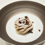 Ristorante Ecru - モンブラン　 裏漉しした栗と栗の殻のシロップ 下にサブレと和三盆に漬けた栗がごろごろ タヒチ産のバニラアイス 食感のアクセントにココア