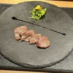 325672120 - 近江牛 内もも肉の炙り