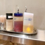 Renge no Gotoku - 右からお酢、自家製ラー油、胡椒。胡椒以外は使いますが。必須よ。