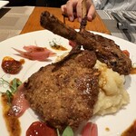 トラットリア ダイ パエサーニ - 骨つき仔羊肉のアーモンドパン粉焼き
