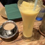 グルガオン - マンゴーラッシーとスパイスミルクコーヒー