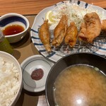 やよい軒 - 料理写真:鶏皮餃子と鶏竜田揚げの定食 餃子3竜田2
