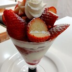 タカノフルーツパーラー - イチゴのパフェ