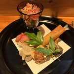 ほむら - 八寸:たこと菊の花のジュレ、稚鮎の春巻き、海老いも、茗荷の津軽味噌漬けと南部せんべい、イワシの煮付け、ほっけの手毬寿司