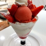タカノフルーツパーラー - イチゴのパフェ