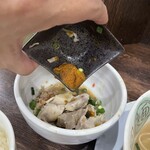 らーめん楓神 - 魚そぼろに具材とカレーペーストを入れてスープで割ります