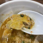らーめん楓神 - 魚そぼろにやカレーご飯の具はたっぷり入ってます！