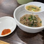 らーめん楓神 - 魚粉の入った魚そぼろに豚骨スープを入れてつけ汁を作ります