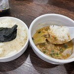 らーめん楓神 - ご飯をスープにつけてスープカレーのようにして食べます。これが旨い！