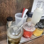 らーめん楓神 - 卓上調味料は、辛子高菜(結構辛い)、紅生姜、おろしニンニク、すりゴマ、スープだれがあり、味変には困りません❗️