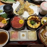 麦の花讃岐うどん - 蟹いくら丼、マグロ丼、鰻丼が着いています！華御膳