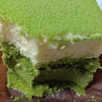 チョコレートショップ 博多の石畳 - 抹茶スポンジに抹茶ム一スとバニラム一スの仕上げ、薄い抹茶でコ一ティングされている。