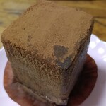 チョコレートショップ 博多の石畳 - 博多の石畳（とても柔らかくて口に含むとすぐ溶ける生チョコ、甘さは控えめ）