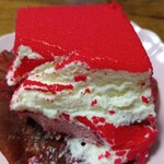 チョコレートショップ 博多の石畳 - フランボワーズのジュレム一スとホワイトチョコレートの仕上げ、赤いフランボワーズでコ一ティングされている。見た目が愛らしくて、甘酸っぱい味わい。