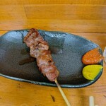 鶴見川橋もつ肉店 - カシラ串焼き