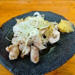 鶴見川橋もつ肉店 - コブクロ刺し ニンニクポン酢