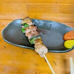 鶴見川橋もつ肉店 - アブラピーマン串焼き