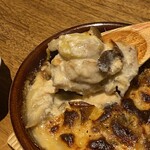 しおて - 秋鮭と栗ときのこの酒粕グラタンを掬ったところ