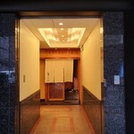 ろっこん - 1階ではありますが、入り口は奥まってます。