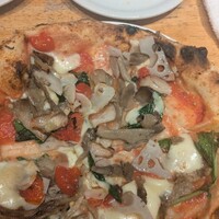アダッキオ - 茸とレンコンのピザ アダッキオ - 茸とレンコンのピザ