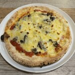 村のピザ屋 カンパーニャ - ● きのこベーコン　M 2200円
      トマトソース、しいたけ、しめじ、まいたけ、
      自家製ベーコン、MIX チーズ