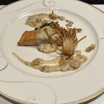 久右衛門邸 - 秋鮭のポワレ、ホワイトソースが絶品です