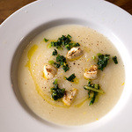 アダンソニア - 前菜「白カブのポタージュ」。