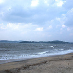 アダンソニア - 駐車場からは荒れた海が。