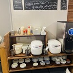 天神食堂 ハルキッチン - セルフコーナー(ごはん、お冷、キムチ、昆布の佃煮、特製ふりかけ、一味、七味、マヨネーズ、タルタルソース、おしぼり、ティッシュ)