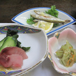 かじか庵 - 鯉の洗い・長湯温泉名物のわかさぎの塩焼き・芋がらの酢の物
