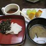 かじか庵 - ご飯・香の物・しじみの味噌汁・フルーツとケーキ。最後まで美味しく頂きました。

