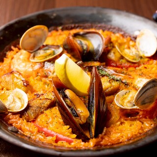 魚介やお肉の旨みが詰まった3種のパエリアをラインナップ