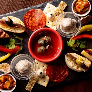 お酒と相性も◎スペイン伝統のタパスを豊富にご用意