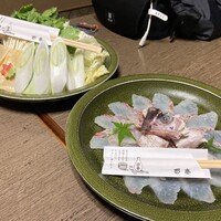 鯛よし百番 - タイは刺身でも食べられるほど新鮮なものなので、サッとしゃぶしゃぶするくらいがオススメとのこと。アラは昆布出汁が沸騰してから鍋に入れて出汁を取ります。(もちろんアラに付いてる身も美味しいですよ)