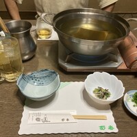 鯛よし百番 - 鯛ちり昆布出汁ポン酢・付出しつき(¥4700)、角ハイボール(¥500) : タイの鮮度が良く非常に美味しかったです。昆布は沸騰前に取り出しておきます。