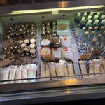 レイクベイク - 店内　河口湖ロールは温めないと食べれません！