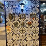 新口岸葡國餐廳 - ポルトガル装飾タイルの「アズレージョ」の上に店名ロゴが書かれている