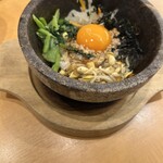 焼肉きんぐ - 石焼ビビンバ、別注文のキムチもたくさんのせていただきました