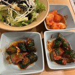 焼肉きんぐ - キムチおかわり。野菜もとりましょう