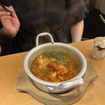 焼肉きんぐ - 辛ラーメン。ちょー辛かったらしい。旦那さん、娘、冷房ガンガンの中、おでこに汗。具材は、青ネギとキムチだけ。シンプル。インスタ麺