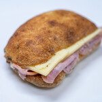 ブーランジェリー スドウ - 2025.10 大山ハムとグリュイエールチーズのバトンオリーブサンド（810円）