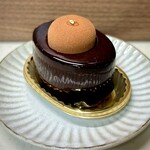 フジウ - ・フジウ
      ラス2でギリギリゲット！
      グラサージュの光沢が気品を感じさせるビジュアル
      風味は濃厚も軽いムースで重さゼロ
      キャラメリゼピスタチオのザクジャリ食感がアクセントで
      食べ飽きることがありません