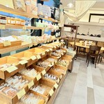 フジウ - ・店内
      美味しそうな焼き菓子がたくさん並んでいて魅力的♡
      店舗奥にはカフェスペースも