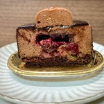 フジウ - ・フジウ 断面（柔らかくて汚くなりましたm(_ _)m）
      口溶けの良い大人味のチョコレートムースの中には
      果肉感があるチェリーのジュレがたっぷり！
      酸味と甘さの絶妙なバランスがたまりません♡