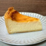 フジウ - ・焼きチーズ
      夫チョイスのお裾分けをひとくち…
      クリームチーズの主張がマイルドで
      万人ウケするタイプのベイクドチーズケーキ
      「フジウ」の感動的な美味しさと比べると
      コチラは至ってオーソドックスな味わい