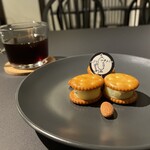 Mogura Cafe - ラム酒香るレーズンチョコバターサンド